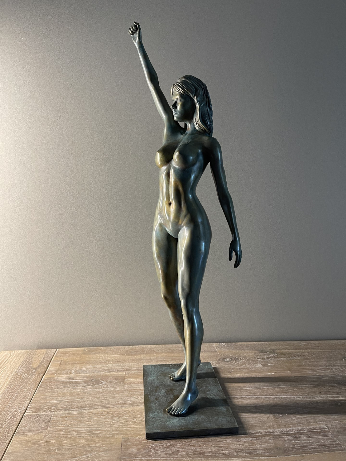 Marianne 2 sur 8 R - Bronze L20 P18 H64 cm - Patine transparente vert bleu